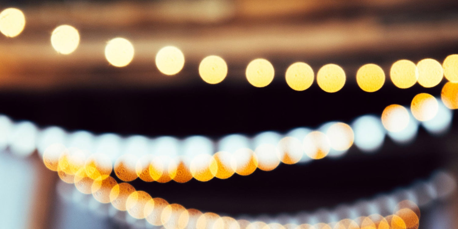 picture of warm golden party lights with bokeh-effect